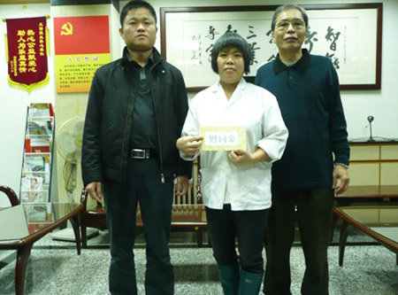  公司工會副主席王偉（左）、員工萬遠萍（中）、公司工會主席孔慶新（右）在發(fā)放現(xiàn)場