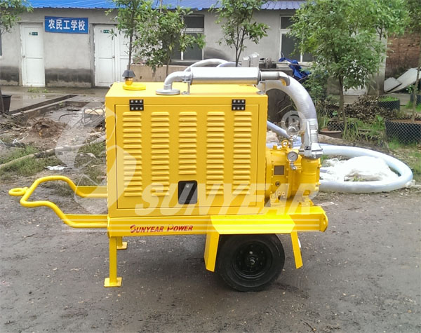 到達(dá)現(xiàn)場(chǎng)的手推式移動(dòng)泵車