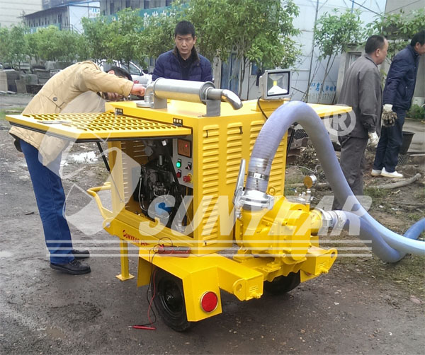 衡陽(yáng)市建工作人員在對(duì)移動(dòng)泵車各方面性能進(jìn)行測(cè)試觀察