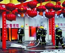 河南汝州一商場(chǎng)發(fā)生火災(zāi) 濃煙在方圓幾公里外能看到