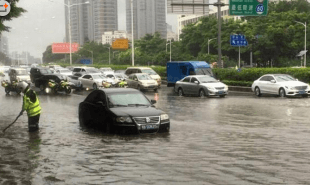 暴雨中的深圳:開車如坐船 地鐵站臨時關門