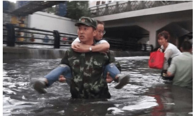 暴雨淹蓋車輛多人被困車內(nèi)，途經(jīng)的消防員英勇救人