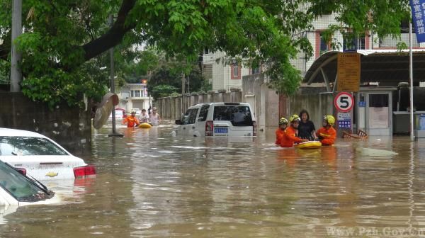 特大暴雨來(lái)襲，廈門半日變水城